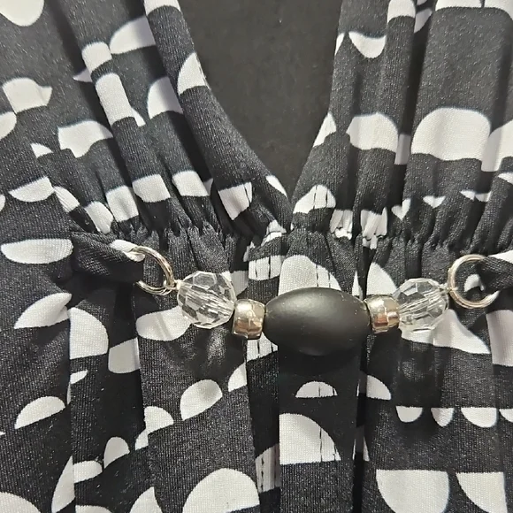 Notations Black and White Geometric Women's top. - Picture 3 of 4